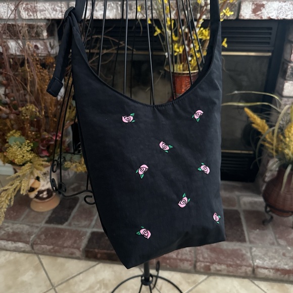 NWOT Baggu Small Nylon Sling Bag Black Embroidered Roses - Picture 2 of 6